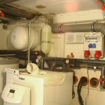 Heizungskeller mit Wärmepumpe, Foto: O. Matthaei 2012